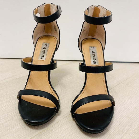 black strapped 👠 heels - Picture 2 of 5